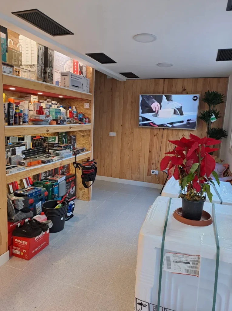 Pasillo de tienda de bricolaje